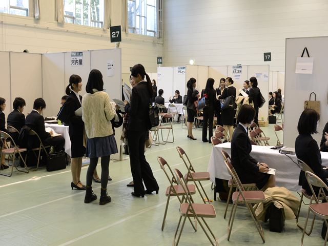 熱気につつまれる学内企業説明会会場