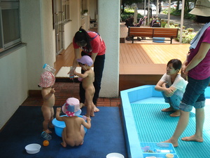 子供 水遊び 裸 