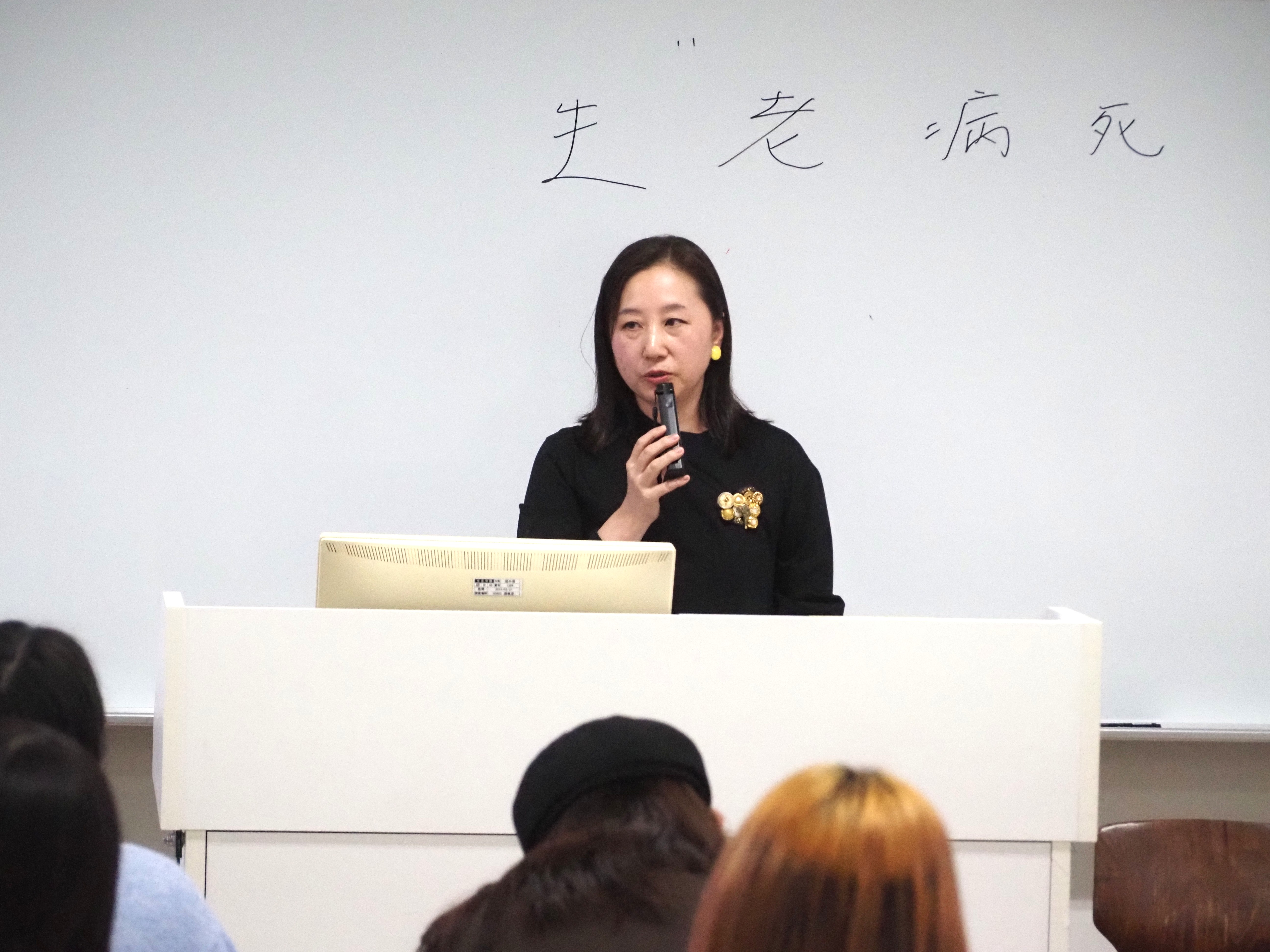 2025年12月2日　外国語学部 髙橋舞准教授の授業に『しがまっこ溶けた～詩人桜井哲夫との歳月～』の著者 金正美氏が登壇しました